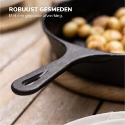 Gietijzeren Pan - Skillet - Koekenpan - BBQ - Koekenpan Inductie - ø32cm - 3.1 KG - Geschikt Voor Alle Warmtebronnen - Inclusief Gratis E-Book 21 Gietijzeren Pan - Skillet - Koekenpan - BBQ - Koekenpan Inductie - ø32cm - 3.1 KG - Geschikt Voor Alle Warmtebronnen - Inclusief Gratis E-Book -Eersteklas Kookgereiwinkel 1200x1198 17