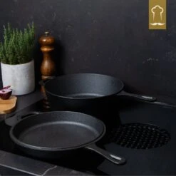 Chefarone Gietijzeren Pan - 2-in-1 Braadpan Inclusief Deksel - Geschikt Voor Alle Warmtebronnen 19 Chefarone Gietijzeren Pan - 2-in-1 Braadpan Inclusief Deksel - Geschikt Voor Alle Warmtebronnen -Eersteklas Kookgereiwinkel 1200x1200 1034