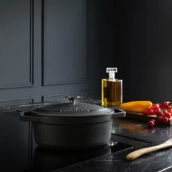 Gietijzeren Braadpan - Sudderpan Zwart Van Daumonet - Ovaal - Ø 29 Cm - 3 Liter - 100% PFAS & PFOA Vrij - Emaille - Geschikt Voor Alle Warmtebronnen - Elektrisch - Gas - Halogeen - Inductie - Keramisch - Vaatwasserbestendig 24 Gietijzeren Braadpan - Sudderpan Zwart Van Daumonet - Ovaal - Ø 29 Cm - 3 Liter - 100% PFAS & PFOA Vrij - Emaille - Geschikt Voor Alle Warmtebronnen - Elektrisch - Gas - Halogeen - Inductie - Keramisch - Vaatwasserbestendig -Eersteklas Kookgereiwinkel 1200x1200 1083