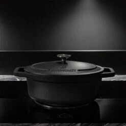 Gietijzeren Braadpan - Sudderpan Zwart Van Daumonet - Ovaal - Ø 29 Cm - 3 Liter - 100% PFAS & PFOA Vrij - Emaille - Geschikt Voor Alle Warmtebronnen - Elektrisch - Gas - Halogeen - Inductie - Keramisch - Vaatwasserbestendig 25 Gietijzeren Braadpan - Sudderpan Zwart Van Daumonet - Ovaal - Ø 29 Cm - 3 Liter - 100% PFAS & PFOA Vrij - Emaille - Geschikt Voor Alle Warmtebronnen - Elektrisch - Gas - Halogeen - Inductie - Keramisch - Vaatwasserbestendig -Eersteklas Kookgereiwinkel 1200x1200 1084