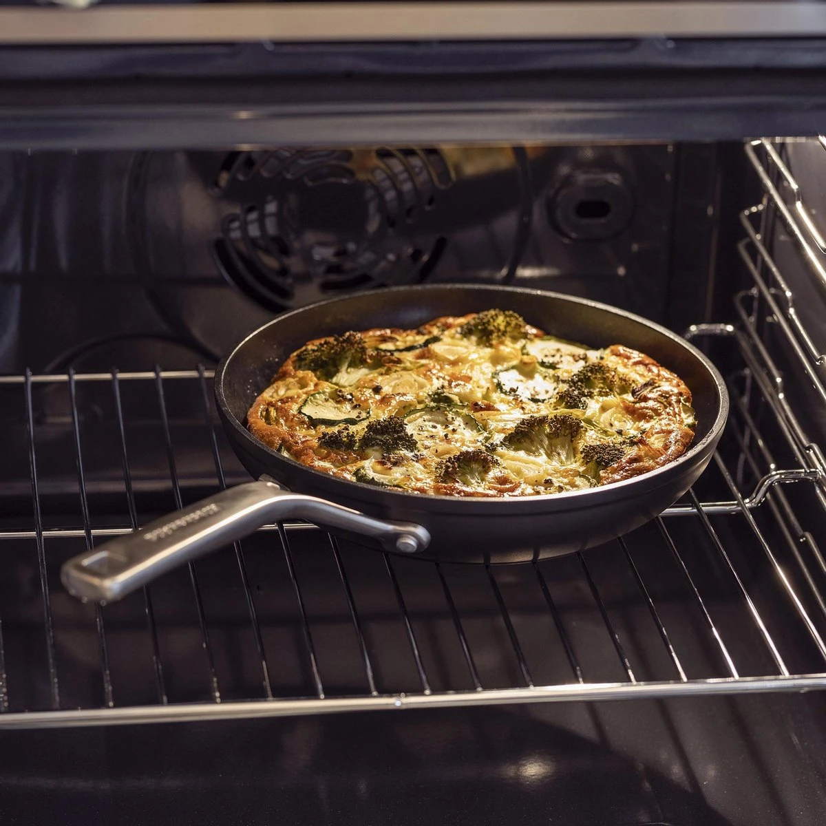 KitchenAid Hard Geanodiseerd Aluminium Wok ø30cm - Zwart - Inductie - Anti-aanbak 6 KitchenAid Hard Geanodiseerd Aluminium Wok ø30cm - Zwart - Inductie - Anti-aanbak - Afbeelding 4