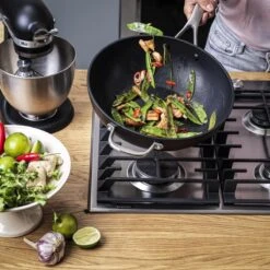 KitchenAid Hard Geanodiseerd Aluminium Wok ø30cm - Zwart - Inductie - Anti-aanbak 17 KitchenAid Hard Geanodiseerd Aluminium Wok ø30cm - Zwart - Inductie - Anti-aanbak -Eersteklas Kookgereiwinkel 1200x1200 301