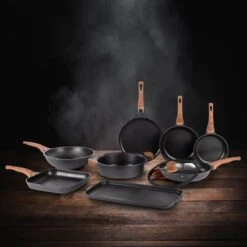 Rosmarino Black Line - Wokpan - Ø30cm - 100% PFAS & PFOA Vrij - Gegoten Aluminium - Non-stick Minerale Coating - Ergonomische Handgreep - Geschikt Voor Alle Warmtebronnen & Vaatwasser 24 Rosmarino Black Line - Wokpan - Ø30cm - 100% PFAS & PFOA Vrij - Gegoten Aluminium - Non-stick Minerale Coating - Ergonomische Handgreep - Geschikt Voor Alle Warmtebronnen & Vaatwasser -Eersteklas Kookgereiwinkel 1200x1200 346
