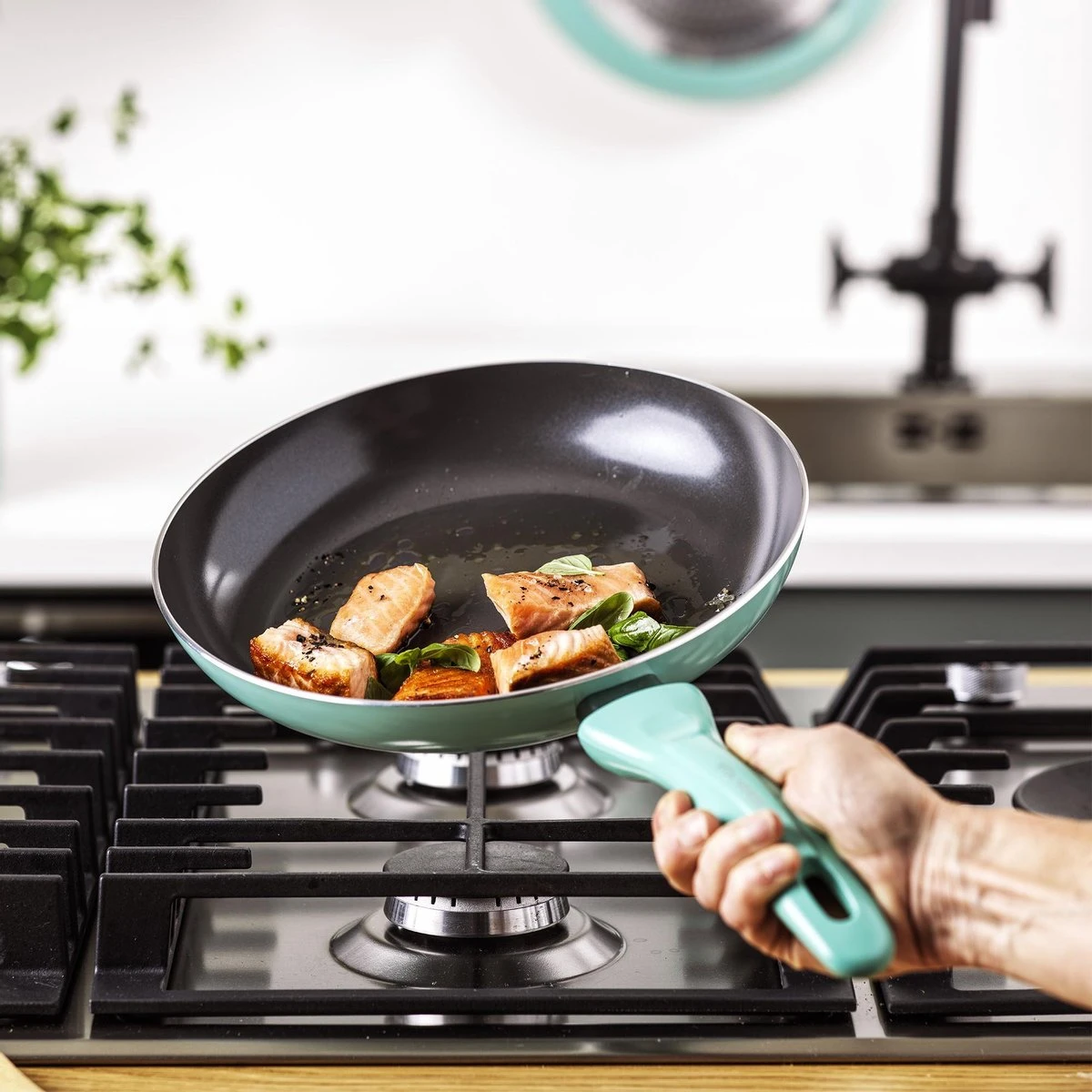 VitaVerde Expert Koekenpannenset Ø 20cm + Ø 24cm + Ø 28cm - Turquoise - Inductie - PFAS-vrij 8 VitaVerde Expert Koekenpannenset Ø 20cm + Ø 24cm + Ø 28cm - Turquoise - Inductie - PFAS-vrij - Afbeelding 6