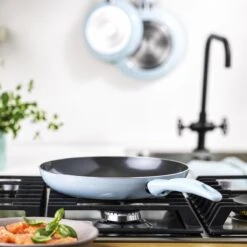 VitaVerde Expert Koekenpannenset Ø 24cm + Ø 28cm - Lichtblauw - Inductie - PFAS-vrij 15 VitaVerde Expert Koekenpannenset Ø 24cm + Ø 28cm - Lichtblauw - Inductie - PFAS-vrij -Eersteklas Kookgereiwinkel 1200x1200 813