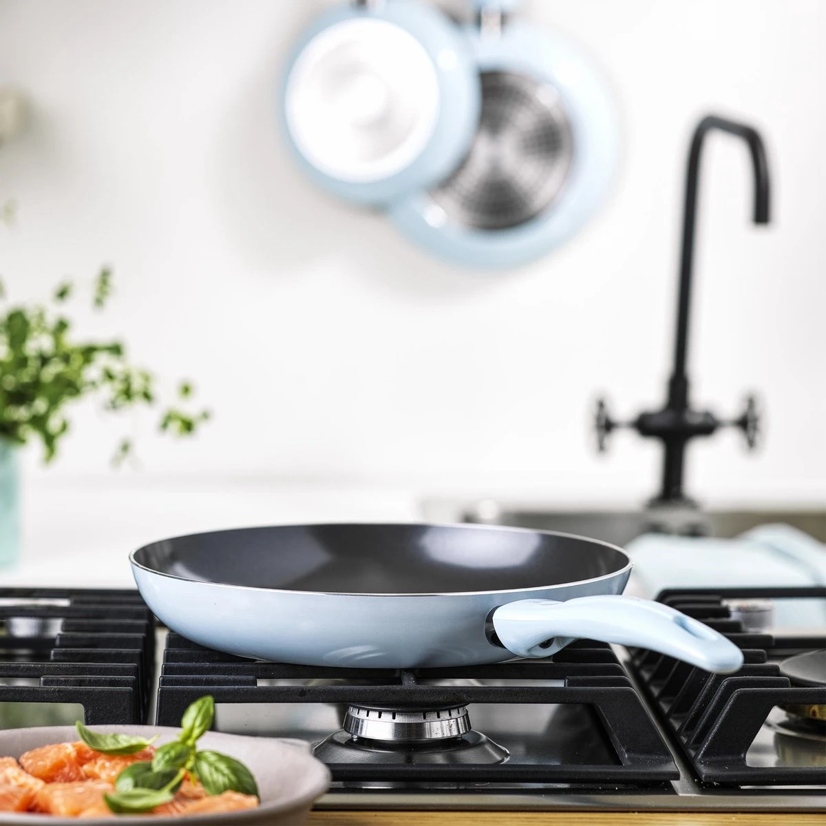 VitaVerde Expert Koekenpannenset Ø 24cm + Ø 28cm - Lichtblauw - Inductie - PFAS-vrij 7 VitaVerde Expert Koekenpannenset Ø 24cm + Ø 28cm - Lichtblauw - Inductie - PFAS-vrij - Afbeelding 5