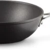 Le Creuset Wokpan - Met Steel - Les Forgées TNS - ø 26 Cm / 3.4 Liter - Standaard Anti-aanbaklaag -Eersteklas Kookgereiwinkel 1200x372
