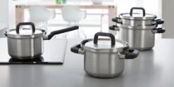 BK Flow Cool Pannenset - 4-delig – RVS Deksels - Veilig Afgietsysteem - Geschikt Voor Alle Warmtebronnen 35 BK Flow Cool Pannenset - 4-delig – RVS Deksels - Veilig Afgietsysteem - Geschikt Voor Alle Warmtebronnen -Eersteklas Kookgereiwinkel 1200x600