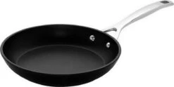 Le Creuset Koekenpan Les Forgées TNS - ø 24 Cm - Standaard Anti-aanbaklaag 14 Le Creuset Koekenpan Les Forgées TNS - ø 24 Cm - Standaard Anti-aanbaklaag -Eersteklas Kookgereiwinkel 1200x601 10