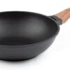 Rosmarino Black Line - Wokpan - Ø30cm - 100% PFAS & PFOA Vrij - Gegoten Aluminium - Non-stick Minerale Coating - Ergonomische Handgreep - Geschikt Voor Alle Warmtebronnen & Vaatwasser -Eersteklas Kookgereiwinkel 1200x635 1