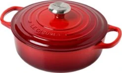Le Creuset - Gietijzeren - Lage Braadpan - 24cm - Kersenrood -Eersteklas Kookgereiwinkel 1200x719 1