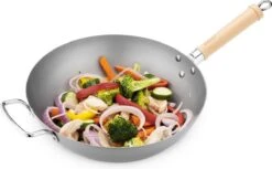 Navaris Grote Wokpan Geschikt Voor Inductie - Koolstofstalen Wok Met Twee Handvaten - Carbon Steel Wok 30 Cm Diameter - Voor Roerbak- En Wokgerechten -Eersteklas Kookgereiwinkel 1200x743 3