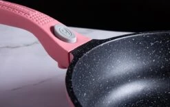 Royalty Line Inductie Pannenset - Luxe 14-delige Pannenset Marmeren Coating - Pannen Met Afneembare Handvaten - Oven-Ready - PFAS-Vrij - Voor Alle Warmtebronnen - Afneembare Koudgrepen - Antiaanbaklaag - Koekenpan Met Glazen Deksels - Roze -Eersteklas Kookgereiwinkel 1200x757 9