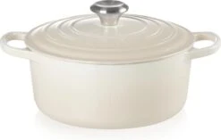 Le Creuset Braadpan Signature Meringue - ø 24 Cm / 4.2 Liter 8 Le Creuset Braadpan Signature Meringue - ø 24 Cm / 4.2 Liter -Eersteklas Kookgereiwinkel 1200x764 5