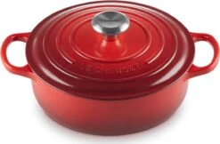 Le Creuset - Gietijzeren - Lage Braadpan - 24cm - Kersenrood -Eersteklas Kookgereiwinkel 1200x785 1