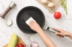 Swiss Pro+ | Set 14 Delige Pannenset | Inductie - Pannensets - Glazen Deksel - Met Afneembare Handgreep - Marmeren Interieur -PFAS-vrij | Grey / Silver 24 Swiss Pro+ | Set 14 Delige Pannenset | Inductie - Pannensets - Glazen Deksel - Met Afneembare Handgreep - Marmeren Interieur -PFAS-vrij | Grey / Silver -Eersteklas Kookgereiwinkel 1200x799 100