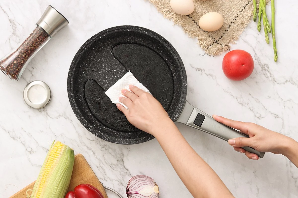 Swiss Pro+ | Set 14 Delige Pannenset | Inductie - Pannensets - Glazen Deksel - Met Afneembare Handgreep - Marmeren Interieur -PFAS-vrij | Grey / Silver 13 Swiss Pro+ | Set 14 Delige Pannenset | Inductie - Pannensets - Glazen Deksel - Met Afneembare Handgreep - Marmeren Interieur -PFAS-vrij | Grey / Silver - Afbeelding 11