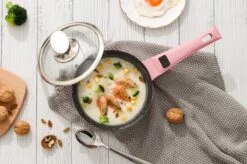 Swiss Pro+ | Set 14 Delige Pannenset | Inductie - Pannensets - Glazen Deksel - Met Afneembare Handgreep - Marmeren Interieur -PFAS-vrij | Pink 19 Swiss Pro+ | Set 14 Delige Pannenset | Inductie - Pannensets - Glazen Deksel - Met Afneembare Handgreep - Marmeren Interieur -PFAS-vrij | Pink -Eersteklas Kookgereiwinkel 1200x799 103