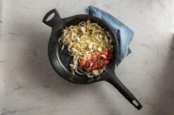 Sola Hapjespan Fair Cooking - Ø 28 Cm - Zwart/wit - Aluminium - Antiaanbaklaag -Eersteklas Kookgereiwinkel 1200x799 123