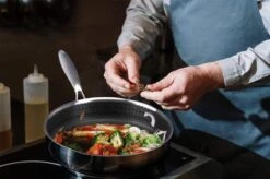 Honingraat Heavy Duty Anti-aanbak Koekenpan - Steelpan - Wok - Met Deksel 30 Cm - Gas - Elektrisch - Inductie - Oven 15 Honingraat Heavy Duty Anti-aanbak Koekenpan - Steelpan - Wok - Met Deksel 30 Cm - Gas - Elektrisch - Inductie - Oven -Eersteklas Kookgereiwinkel 1200x799 51