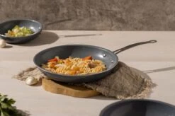 Swiss Pro+ - Koekenpannenset - 3 Delig - Keramisch - Inductie - Milieuvriendelijk - PFAS - PFOA Vrij - Sapphire Green -Eersteklas Kookgereiwinkel 1200x799 60