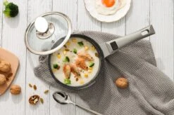 Swiss Pro+ | Set 14 Delige Pannenset | Inductie - Pannensets - Glazen Deksel - Met Afneembare Handgreep - Marmeren Interieur -PFAS-vrij | Grey / Silver 17 Swiss Pro+ | Set 14 Delige Pannenset | Inductie - Pannensets - Glazen Deksel - Met Afneembare Handgreep - Marmeren Interieur -PFAS-vrij | Grey / Silver -Eersteklas Kookgereiwinkel 1200x799 99