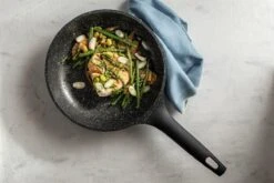 Sola - Fair Cooking Zwart/wit Greblon Anti Aanbaklaag -Eersteklas Kookgereiwinkel 1200x800 160