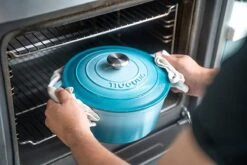 Nuovva Gietijzeren Braadpan Antiaanbaklaag Met Deksel - Sudderpan Blauw - Rond - Ø24 Cm - 4,7 Liter - 100% PFAS & PFOA Vrij - Geschikt Voor Alle Warmtebronnen - Elektrisch - Gas - Halogeen - Inductie – Keramisch 10 Nuovva Gietijzeren Braadpan Antiaanbaklaag Met Deksel - Sudderpan Blauw - Rond - Ø24 Cm - 4,7 Liter - 100% PFAS & PFOA Vrij - Geschikt Voor Alle Warmtebronnen - Elektrisch - Gas - Halogeen - Inductie – Keramisch -Eersteklas Kookgereiwinkel 1200x800 218
