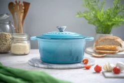 Nuovva Gietijzeren Braadpan Antiaanbaklaag Met Deksel - Sudderpan Blauw - Rond - Ø24 Cm - 4,7 Liter - 100% PFAS & PFOA Vrij - Geschikt Voor Alle Warmtebronnen - Elektrisch - Gas - Halogeen - Inductie – Keramisch 12 Nuovva Gietijzeren Braadpan Antiaanbaklaag Met Deksel - Sudderpan Blauw - Rond - Ø24 Cm - 4,7 Liter - 100% PFAS & PFOA Vrij - Geschikt Voor Alle Warmtebronnen - Elektrisch - Gas - Halogeen - Inductie – Keramisch -Eersteklas Kookgereiwinkel 1200x800 219