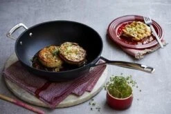 Le Creuset Wokpan - Met Steel - Les Forgées TNS - ø 26 Cm / 3.4 Liter - Standaard Anti-aanbaklaag -Eersteklas Kookgereiwinkel 1200x800 64