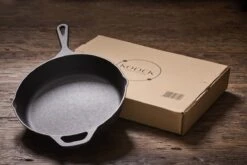Koock Amsterdam® Skillet - Gietijzer - 25cm - Koekenpan - Geschikt Voor Alle Warmtebronnen 10 Koock Amsterdam® Skillet - Gietijzer - 25cm - Koekenpan - Geschikt Voor Alle Warmtebronnen -Eersteklas Kookgereiwinkel 1200x800 68