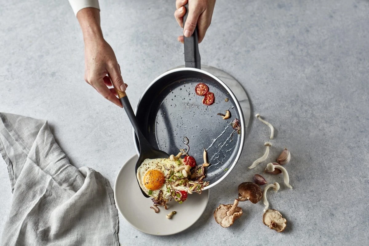 Demeyere Alu Comfort 3 Koekenpan – Ceraforce Keramische Antikleeflaag – Koekenpan Inductie – 28 Cm – PTFE-vrij 4 Demeyere Alu Comfort 3 Koekenpan – Ceraforce Keramische Antikleeflaag – Koekenpan Inductie – 28 Cm – PTFE-vrij - Afbeelding 2