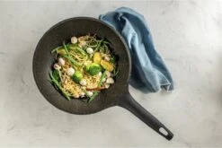 Sola - Wokpan Fair Cooking Zwart/wit Greblon Anti Aanbaklaag -Eersteklas Kookgereiwinkel 1200x802 3