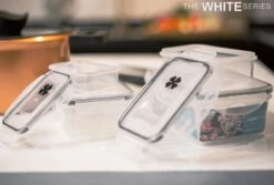 The White Series - Keramische Pannenset Met Glazen Deksels - Inclusief Set Vershoudbakjes - Zwart 11 The White Series - Keramische Pannenset Met Glazen Deksels - Inclusief Set Vershoudbakjes - Zwart -Eersteklas Kookgereiwinkel 1200x813 6