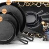 Ocina Gietijzeren Pan – Set Van 3 Stuks – ø25cm, ø19.5cm En ø16cm - Skillet - Koekenpan – Hapjespan – Koekenpan Inductie – Koekenpannenset - Gietijzeren Pan Bbq - Gietijzer - Incl. Receptenboek -Eersteklas Kookgereiwinkel 1200x814 3