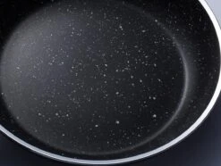 Sola Wokpan Stonehenge - Ø 28 Cm - Zwart/wit - Aluminium - Antiaanbaklaag 10 Sola Wokpan Stonehenge - Ø 28 Cm - Zwart/wit - Aluminium - Antiaanbaklaag -Eersteklas Kookgereiwinkel 1200x906 10