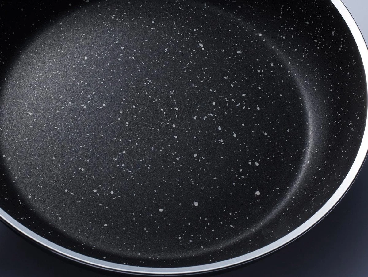 Sola Wokpan Stonehenge - Ø 28 Cm - Zwart/wit - Aluminium - Antiaanbaklaag 6 Sola Wokpan Stonehenge - Ø 28 Cm - Zwart/wit - Aluminium - Antiaanbaklaag - Afbeelding 4