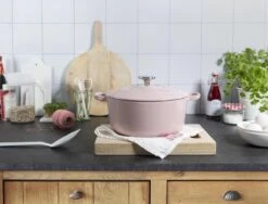 BK Bourgogne Braadpan Ø 24 Cm - Roze - Gietijzer - Inductie -Eersteklas Kookgereiwinkel 1200x912 1