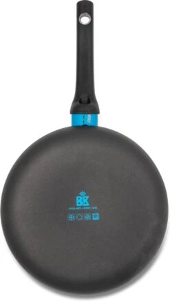 BK Blue Label Basics Hapjespan - Ø 24 Cm - Keramisch (PFAS Vrij) - Geen Inductie 7 BK Blue Label Basics Hapjespan - Ø 24 Cm - Keramisch (PFAS Vrij) - Geen Inductie -Eersteklas Kookgereiwinkel 679x1200 3