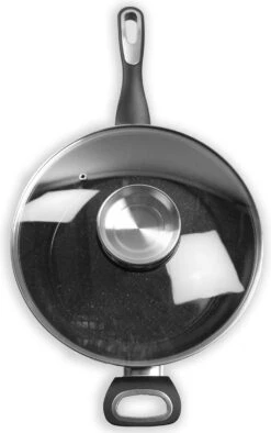 Merkloos Keukenpan Met Deksel En Heeft Een Diameter Van Ø 28 Cm - Luxe Hapjespan Keukenpan Van 28cm Anti-aanbaklaag - Handvat Zwart - Pan Met Deksel -Eersteklas Kookgereiwinkel 752x1200