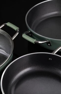 Primecook - Braadpan / Hapjespan Met Deksel - Ø 28 Cm - PFAS-vrij - Inductie - Ecoshield 23 Primecook - Braadpan / Hapjespan Met Deksel - Ø 28 Cm - PFAS-vrij - Inductie - Ecoshield -Eersteklas Kookgereiwinkel 781x1200