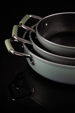 Primecook - Braadpan / Hapjespan Met Deksel - Ø 28 Cm - PFAS-vrij - Inductie - Ecoshield 24 Primecook - Braadpan / Hapjespan Met Deksel - Ø 28 Cm - PFAS-vrij - Inductie - Ecoshield -Eersteklas Kookgereiwinkel 797x1200