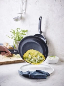 GreenPan Cambridge Hapjespan Met Deksel 24cm - Zwart - Inductie - PFAS-vrij -Eersteklas Kookgereiwinkel 899x1200 17