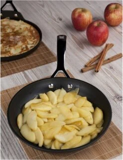Le Creuset Koekenpan Les Forgées TNS - ø 28 Cm - Standaard Anti-aanbaklaag 16 Le Creuset Koekenpan Les Forgées TNS - ø 28 Cm - Standaard Anti-aanbaklaag -Eersteklas Kookgereiwinkel 923x1200